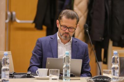 Uczestnik obrad Regionalnej Rady ds. Energetyki, w Sali Kolumnowej Urzędu Marszalkowskiego Województwa Lubuskiego w Zielonej Górze