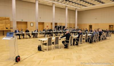 Uczestnicy obrad Regionalnej Rady ds. Energetyki, w Sali Kolumnowej Urzędu Marszalkowskiego Województwa Lubuskiego w Zielonej Górze