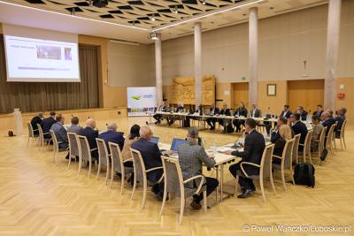 Uczestnicy obrad Regionalnej Rady ds. Energetyki, w Sali Kolumnowej Urzędu Marszalkowskiego Województwa Lubuskiego w Zielonej Górze