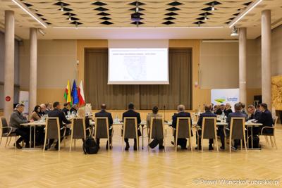 Uczestnicy obrad Regionalnej Rady ds. Energetyki, w Sali Kolumnowej Urzędu Marszalkowskiego Województwa Lubuskiego w Zielonej Górze