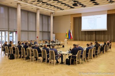 Uczestnicy obrad Regionalnej Rady ds. Energetyki, w Sali Kolumnowej Urzędu Marszalkowskiego Województwa Lubuskiego w Zielonej Górze