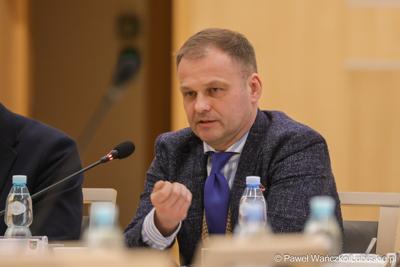 Uczestnik obrad Regionalnej Rady ds. Energetyki, w Sali Kolumnowej Urzędu Marszalkowskiego Województwa Lubuskiego w Zielonej Górze