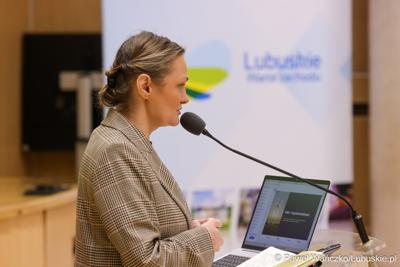 Uczestniczka obrad Regionalnej Rady ds. Energetyki, w Sali Kolumnowej Urzędu Marszalkowskiego Województwa Lubuskiego w Zielonej Górze