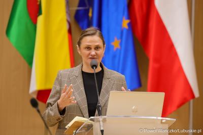 Uczestniczka obrad Regionalnej Rady ds. Energetyki, w Sali Kolumnowej Urzędu Marszalkowskiego Województwa Lubuskiego w Zielonej Górze