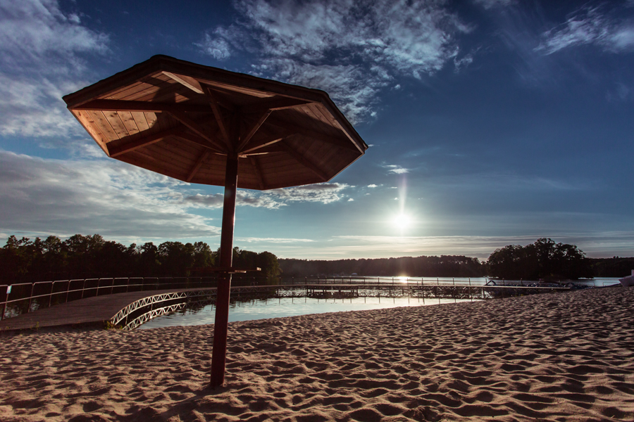 Plaża nad jeziorem Lubiąż z drewnianym parasolem - fot. Cholewa