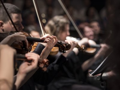 Zdjęcie przedstawia muzyków orkiestry symfonicznej