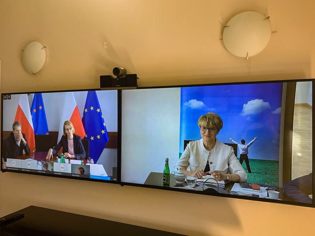 Dwa ekrany telekonferencji; na jednym ekranie widoczne połączenie z Ministerstwem Funduszy i Rozwoju Regionalnego; na drugim ekranie widoczna marszałek Elżbieta Anna Polak