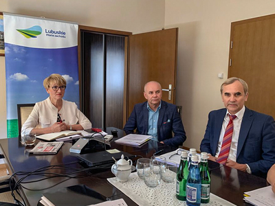 Osoby biorące udział w telekonferencji po stronie UMWL siedzące przy stole