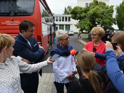 Zdjęcie uczestników i dziennikarzy na konferencji prasowej.