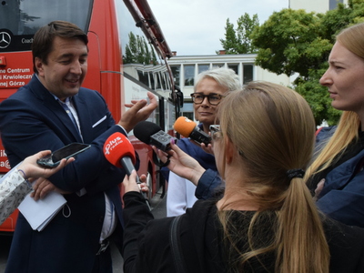 Zdjęcie uczestników i dziennikarzy na konferencji prasowej.