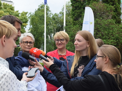 Zdjęcie uczestników i dziennikarzy na konferencji prasowej.