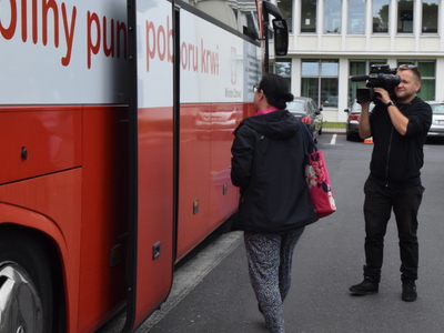 Ludzie wchodzący do krwiobusa.