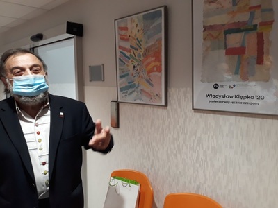 Zdjęcie autora obrazów podczas konferencji prasowej