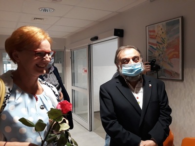 Zdjęcie współorganizatorki wystawy oraz autora obrazów podczas konferencji prasowej