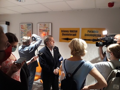 Rozmowa dziennikarzy z autorem obrazów podczas konferencji prasowej