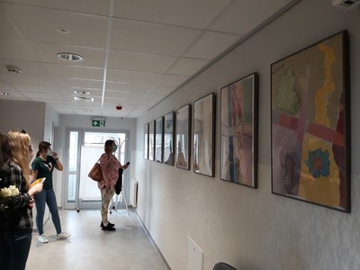 Dziennikarka oglądająca wystawę artystyczną "O" na oddziele onkologicznym szpitala