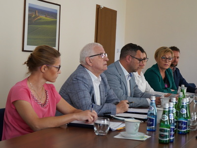 Spotkanie zarządu województwa i przedstawicieli urzędu z operatorami projektu
