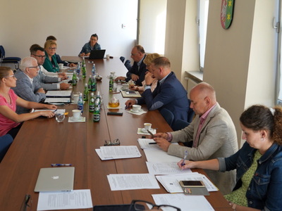 Spotkanie zarządu województwa i przedstawicieli urzędu z operatorami projektu