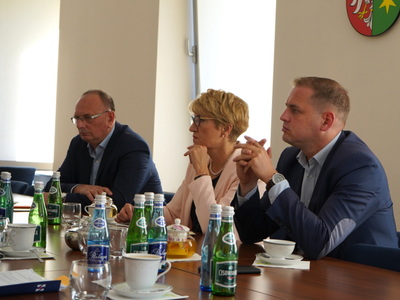 Spotkanie zarządu województwa i przedstawicieli urzędu z operatorami projektu