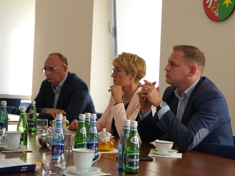 Spotkanie zarządu województwa i przedstawicieli urzędu z operatorami projektu