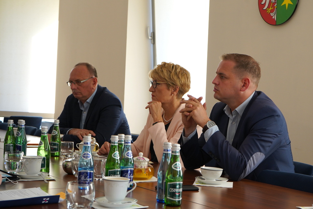 Spotkanie zarządu województwa i przedstawicieli urzędu z operatorami projektu
