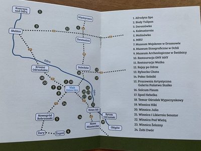 Zdjęcie z mapą i listą partnerów Lubuskiego Paszportu Turystycznego