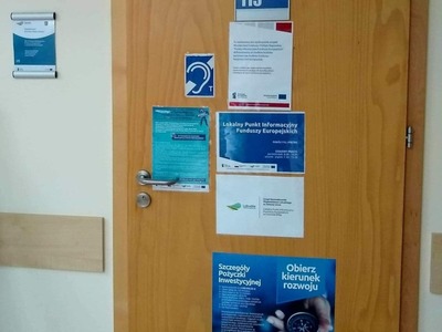 Wejście do Lokalnego Punktu Informacyjnego Funduszy Europejskich w Gorzowie Wielkopolskim. Działa on w budynku Wojewódzkiej i Miejskiej Biblioteki Publicznej im. Zbigniewa Herberta w Gorzowie Wielkopolskim.