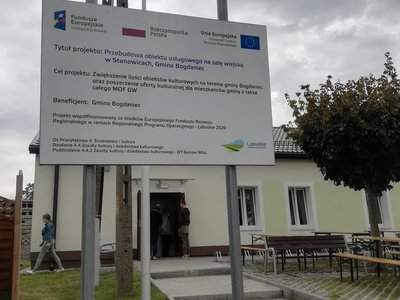 Tablica informacyjna o projektach z UE.
