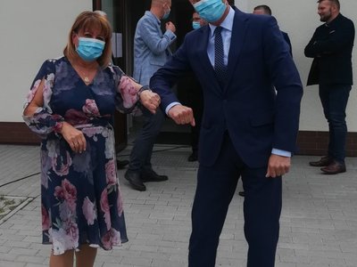Dwoje, witających się ludzi.
