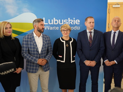 Uczestnicy konferencji prasowej na tle ścianki z logiem województwa lubuskiego.