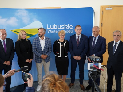 Uczestnicy konferencji prasowej na tle ścianki z logiem województwa lubuskiego.