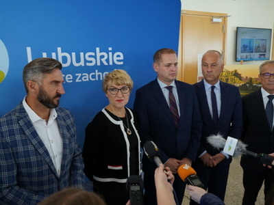 Uczestnicy konferencji prasowej na tle ścianki z logiem województwa lubuskiego.