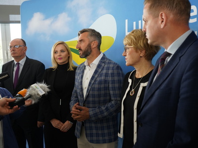 Uczestnicy konferencji prasowej na tle ścianki z logiem województwa lubuskiego.