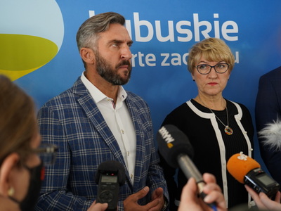 Uczestnicy konferencji prasowej na tle ścianki z logiem województwa lubuskiego.