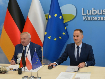 Od lewej: Członek zarządu Tadeusz Jędrzejczak, dyrektor Biura Współpracy Zagranicznej Radosław Brodzik.