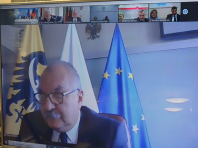 Telewizor z uczestnikami wideokonferencji.