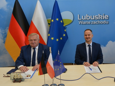 Od lewej: Członek zarządu Tadeusz Jędrzejczak, dyrektor Biura Współpracy Zagranicznej Radosław Brodzik.