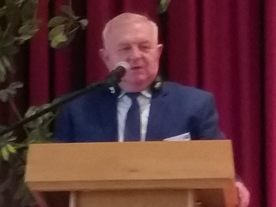 Członek zarządu Tadeusz Jędrzejczak przy mównicy.