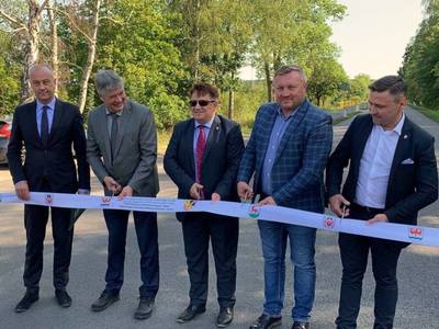 Przecięcie wstęgi na drodze.