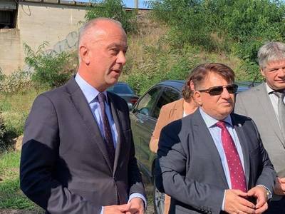 Od lewej: członek zarządu Marcin Jabłoński, starosta słubicki Leszek Bajon.