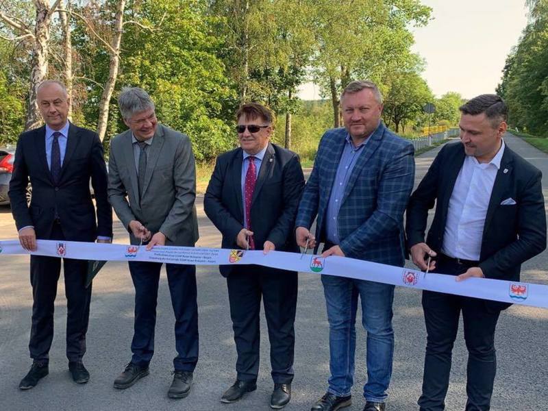 Przecięcie wstęgi na drodze.