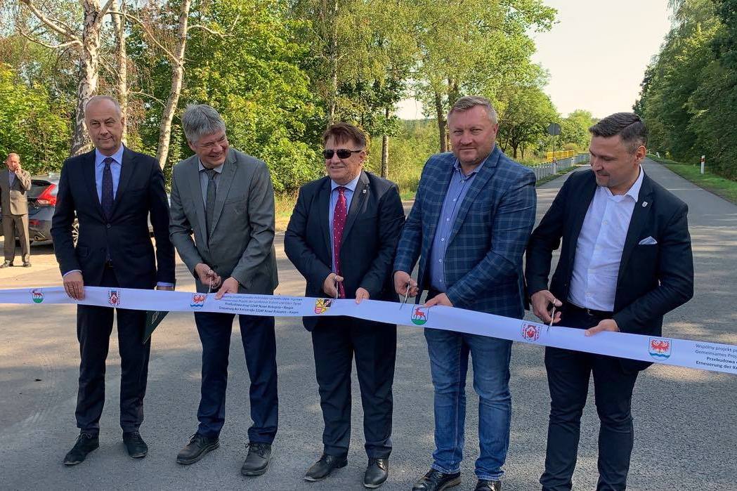 Przecięcie wstęgi na drodze.