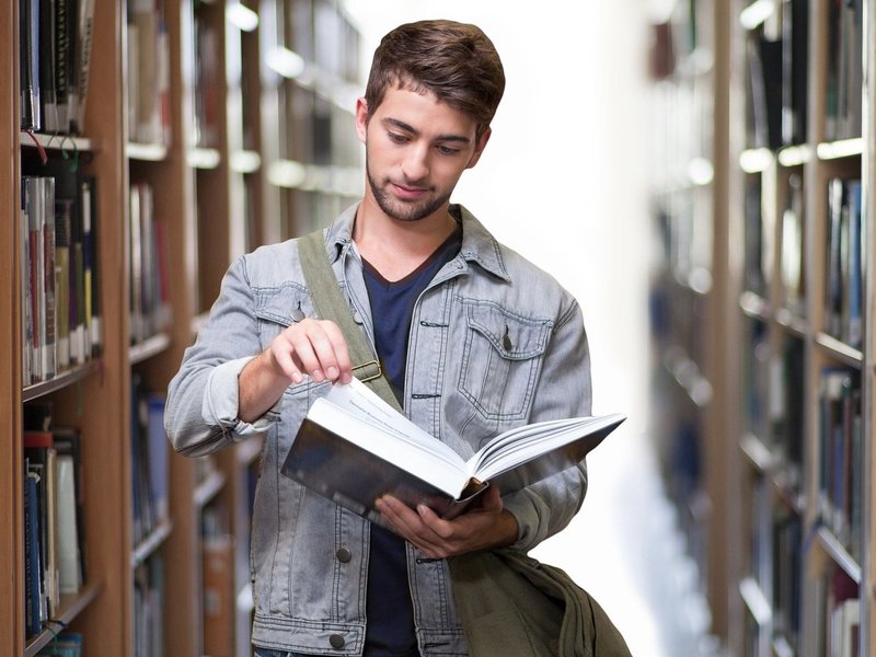 Student z książką.