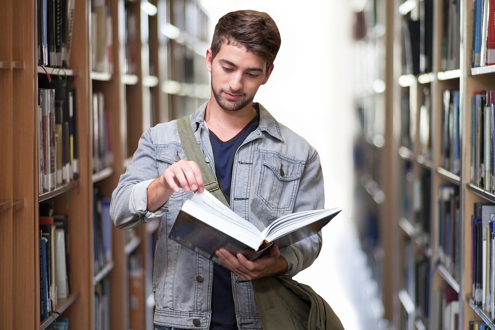 Student z książką.