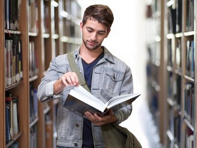 Student z książką.