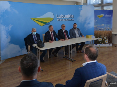 Wicemarszałek Stanisław Tomczyszyn przy stole prezydialnym wraz z uczestnikami konferencji, m. in. prezesem Lubuskiego Związku Piłki Nożnej Robertem Skowronem.