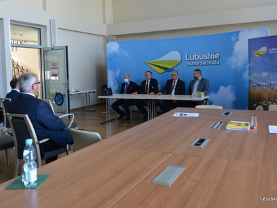 Wicemarszałek Stanisław Tomczyszyn przy stole prezydialnym wraz z uczestnikami konferencji, m. in. prezesem Lubuskiego Związku Piłki Nożnej Robertem Skowronem.