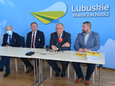 Wicemarszałek Stanisław Tomczyszyn wśród uczestników konferencji prasowej dot. programu nawadniania boisk. 