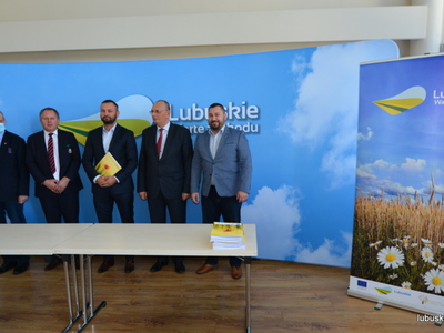 Wicemarszałek Stanisław Tomczyszyn podczas wręczania umów na nawadnianie boisk piłkarskich w lubuskich gminach.  