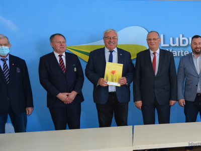Wicemarszałek Stanisław Tomczyszyn podczas wręczania umów na nawadnianie boisk piłkarskich w lubuskich gminach.  